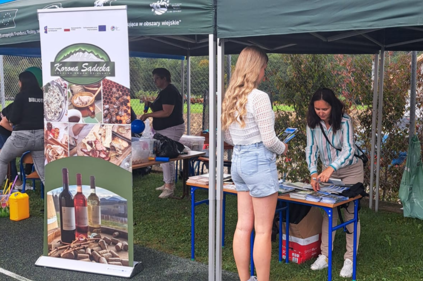 Stoisko informacyjne LGD "KORONA SĄDECKA" na "Dożynkach Gminnych" w Gminie Grybów
