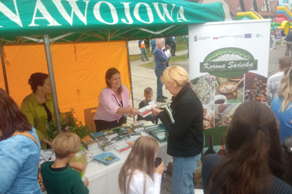 Stoisko informacyjne LGD "KORONA SĄDECKA" na "Dożynkach Gminnych" w Gminie Nawojowa
