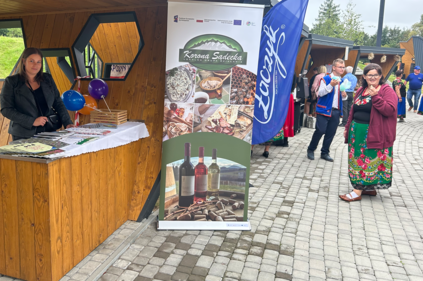 Stoisko informacyjne LGD "KORONA SĄDECKA" na "Jesieni Łabowskiej" w Gminie Łabowa