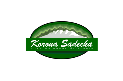 Logo LGD Korona sądecka - zielona elipsa z białymi szczytami gór w środku, na froncie zielony prostokąt z napisem Korona Sądecka - LOKALNA GRUPA DZIAŁANIA
