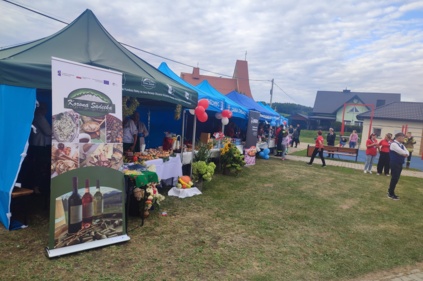 Stoisko informacyjne LGD "KORONA SĄDECKA" na "Librantowskiej Potupajce 2025"