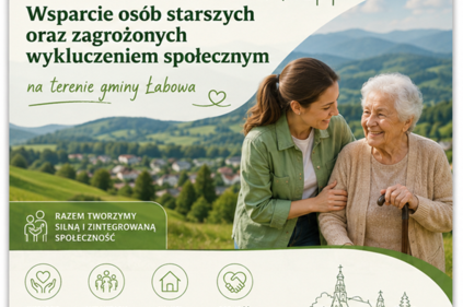 Zdjęcie przedstawiające kobietę wspierającą starszą, uśmiechniętą Panią z niepełnosprawnością ruchową na górskim tle, u góry tytuł projektu